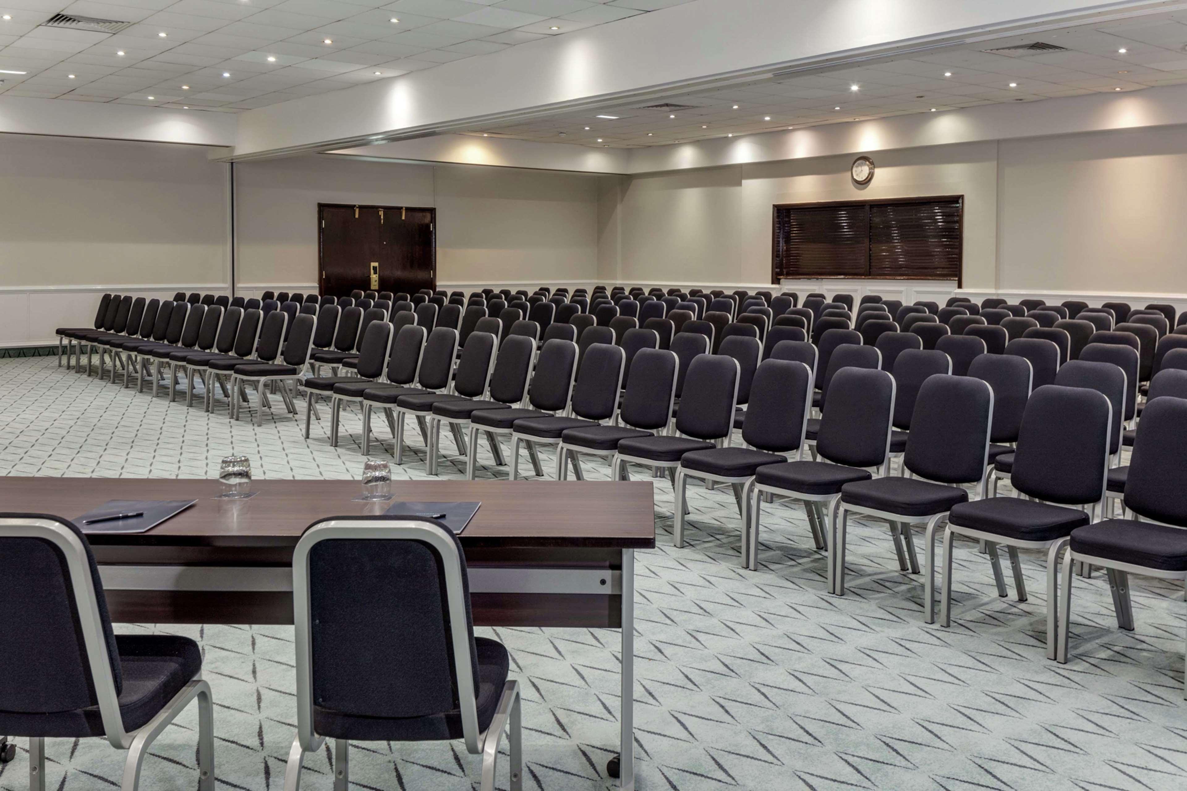 Doubletree By Hilton Manchester Airport Hotel 4*